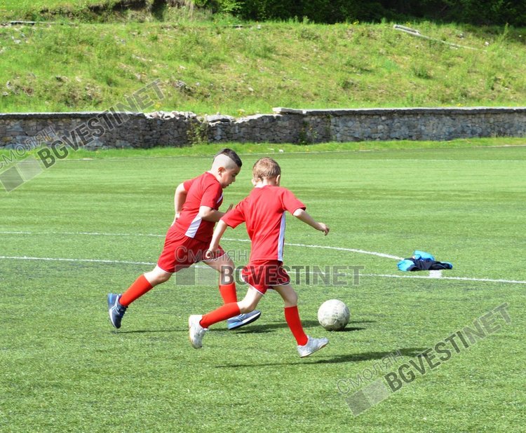 Две малки футболистки получиха топки за доброто си представяне в турнира на детските градини