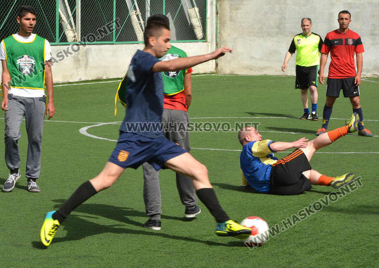 „Дърти хлапета” ритат срещу „Голям девисил” в аматьорски футболен турнир