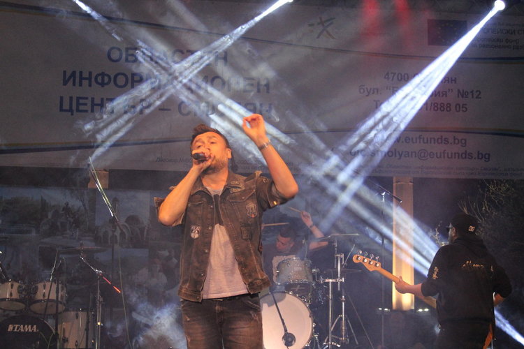 Млади рок таланти от Смолян и звездите Любо Киров и D2 пяха "заедно за Европа" 