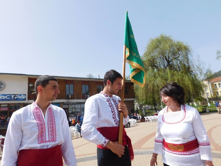 Кръшни хора като петте олимпийски кръга се завиха в Чепеларе