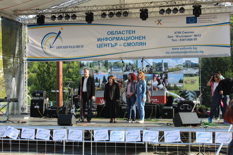 Млади рок таланти от Смолян и звездите Любо Киров и D2 пяха "заедно за Европа" 