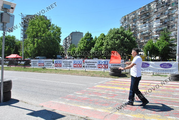червеният флаг, който спря състезанието в първия клас заради катастрофата на хасковския пилот