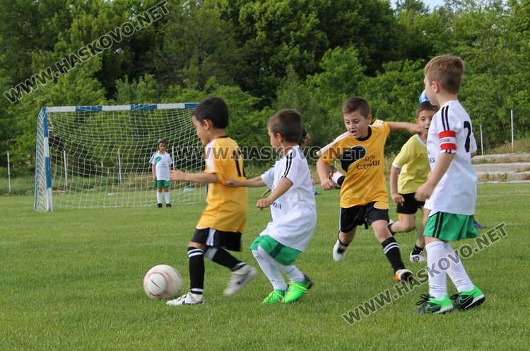 Отборите на "Слънце" и "Райна Княгиня" - победители в турнира по футбол за детските градини
