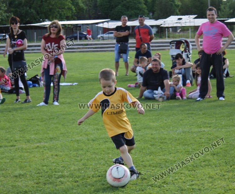 Отборите на "Слънце" и "Райна Княгиня" - победители в турнира по футбол за детските градини