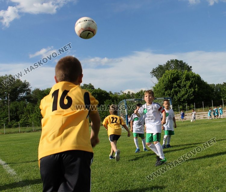 Отборите на "Слънце" и "Райна Княгиня" - победители в турнира по футбол за детските градини