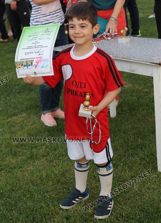 Отборите на "Слънце" и "Райна Княгиня" - победители в турнира по футбол за детските градини