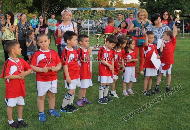 Отборите на "Слънце" и "Райна Княгиня" - победители в турнира по футбол за детските градини