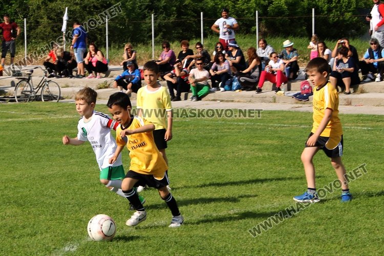 Отборите на "Слънце" и "Райна Княгиня" - победители в турнира по футбол за детските градини