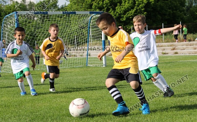 Отборите на "Слънце" и "Райна Княгиня" - победители в турнира по футбол за детските градини