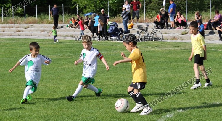 Отборите на "Слънце" и "Райна Княгиня" - победители в турнира по футбол за детските градини