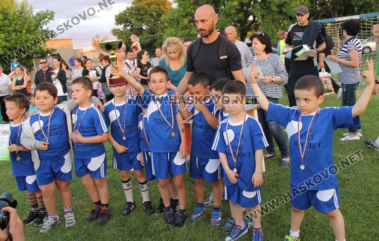 Отборите на "Слънце" и "Райна Княгиня" - победители в турнира по футбол за детските градини