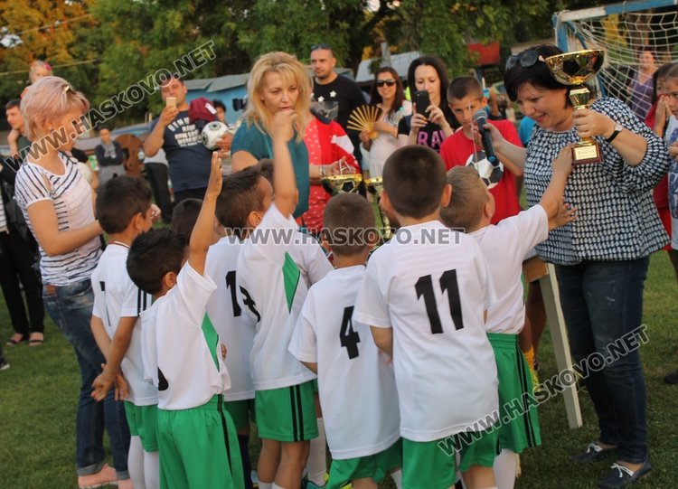 Отборите на "Слънце" и "Райна Княгиня" - победители в турнира по футбол за детските градини