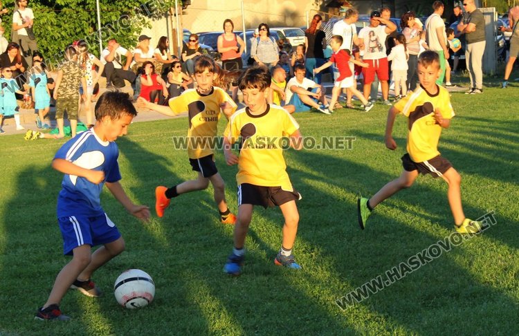 Отборите на "Слънце" и "Райна Княгиня" - победители в турнира по футбол за детските градини