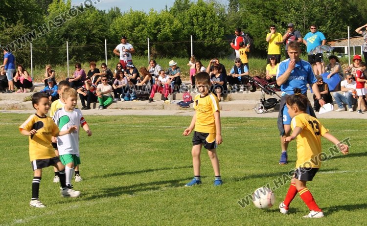 Отборите на "Слънце" и "Райна Княгиня" - победители в турнира по футбол за детските градини