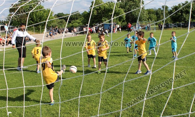 Отборите на "Слънце" и "Райна Княгиня" - победители в турнира по футбол за детските градини