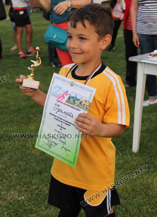 Отборите на "Слънце" и "Райна Княгиня" - победители в турнира по футбол за детските градини