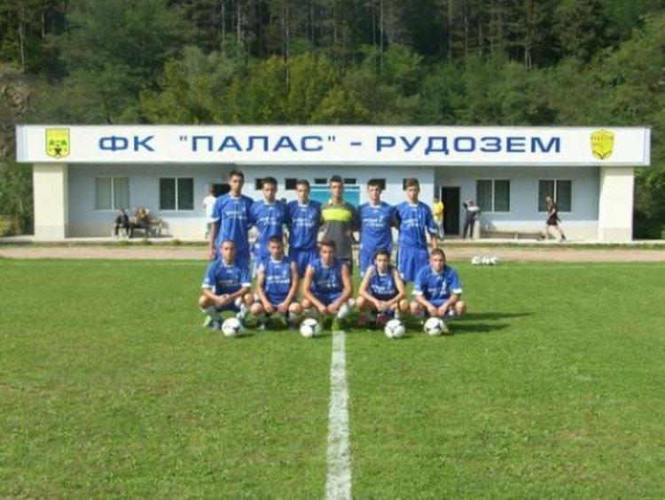 „Родопа”- Смолян и „Палас”- Рудозем влизат в битка за място във „В” футболна група