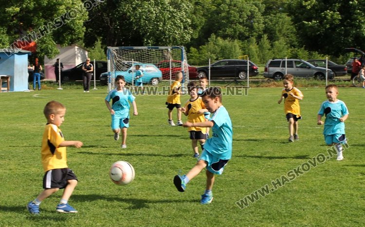 Отборите на "Слънце" и "Райна Княгиня" - победители в турнира по футбол за детските градини