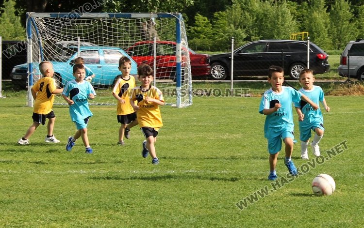 Отборите на "Слънце" и "Райна Княгиня" - победители в турнира по футбол за детските градини