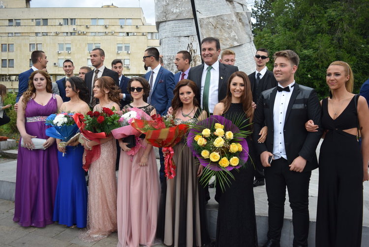 Абитуриентите в Кърджали купонясват по вили,екскурзиите демоде