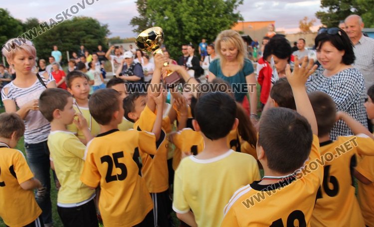 Отборите на "Слънце" и "Райна Княгиня" - победители в турнира по футбол за детските градини