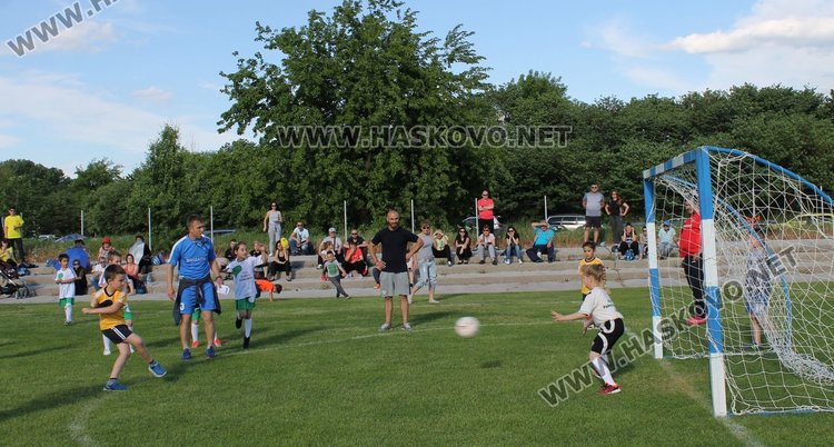 Отборите на "Слънце" и "Райна Княгиня" - победители в турнира по футбол за детските градини