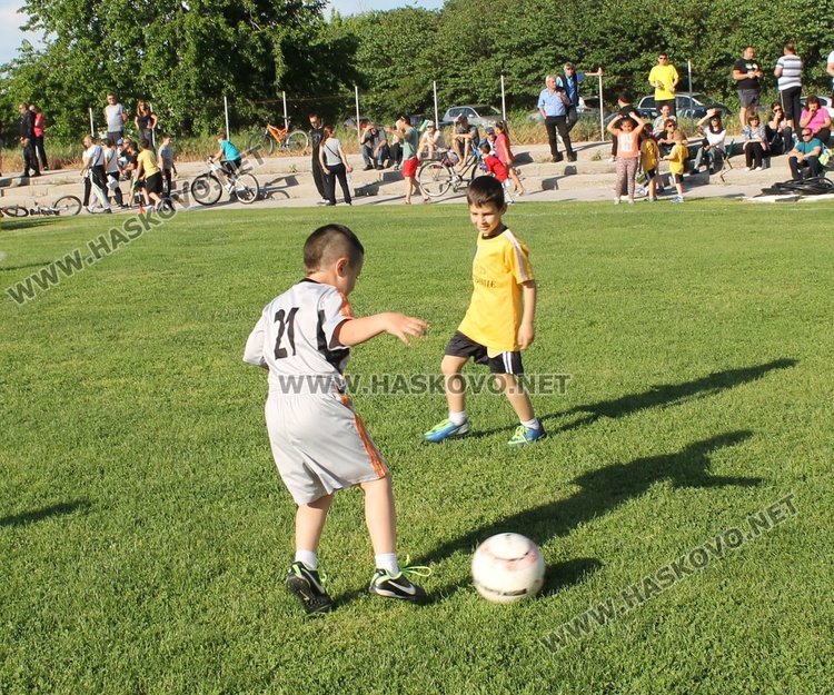 Отборите на "Слънце" и "Райна Княгиня" - победители в турнира по футбол за детските градини