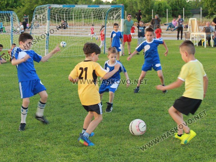 Отборите на "Слънце" и "Райна Княгиня" - победители в турнира по футбол за детските градини