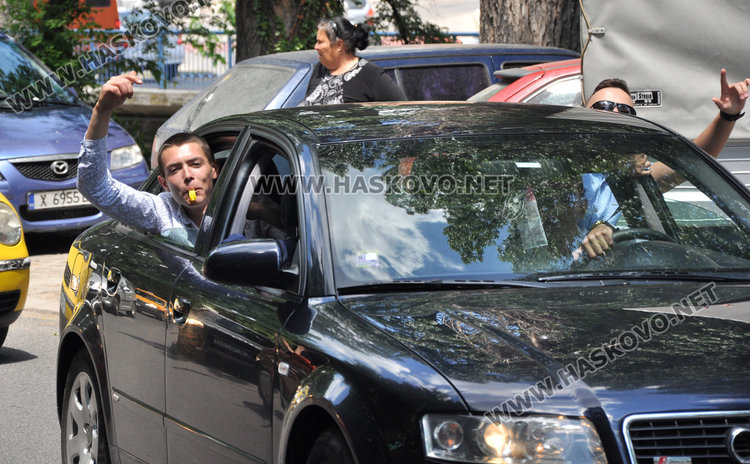 Хасковските улици под абитуриентска автомобилна атака