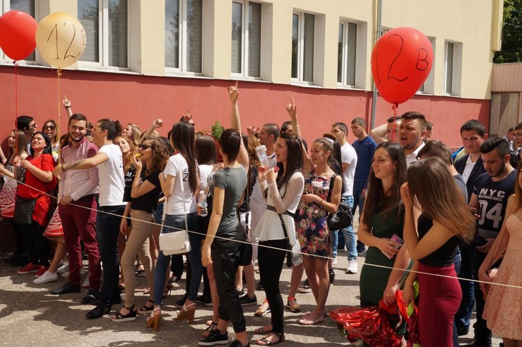 Гимназистите от ПГТ се сбогуваха облечени с тениски „ Випуск 2017"