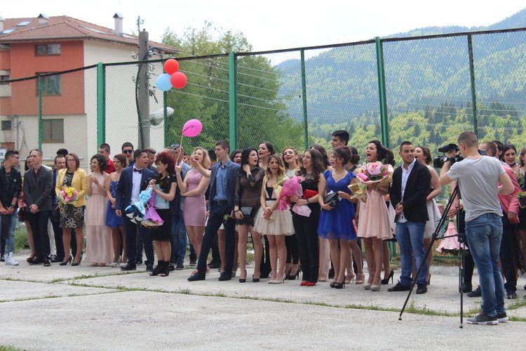 Гимназията по икономика в Смолян изпрати зрелостниците си