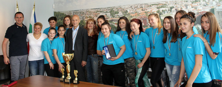 Хандбалистките подариха купата си на кмета Добри Беливанов