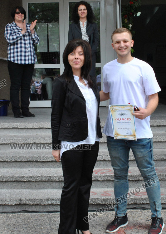 Студент в Харвард предаде знамето на Матeматическата гимназия на випуск 2018