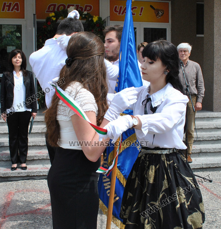 Студент в Харвард предаде знамето на Матeматическата гимназия на випуск 2018