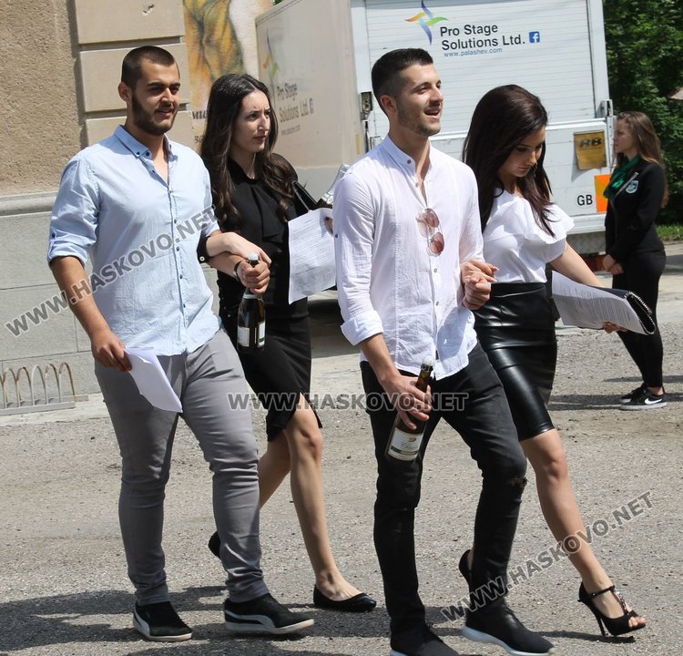 75 зрелостници изпрати Езиковата гимназия в Димитровград