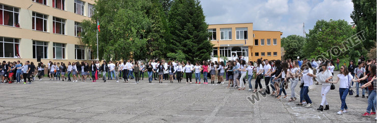 Абитуриентите на Езиковата с бели тениски вместо тоалети, събраха 3700 лв. за Ники