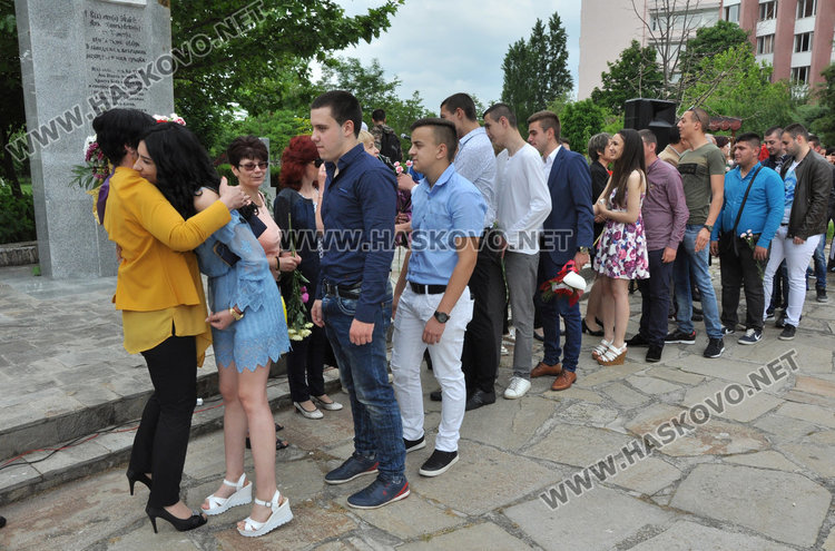 Царската гимназия изпрати 125 зрелостници, взе им шампанското