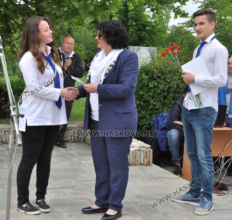 Царската гимназия изпрати 125 зрелостници, взе им шампанското