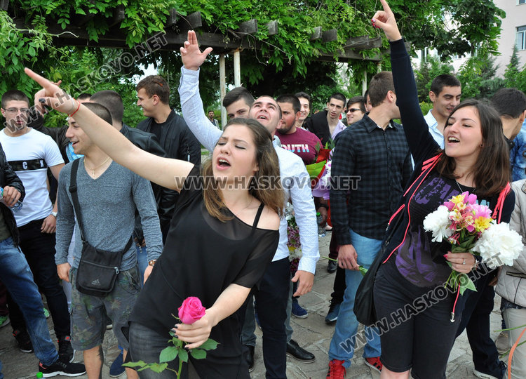 Царската гимназия изпрати 125 зрелостници, взе им шампанското