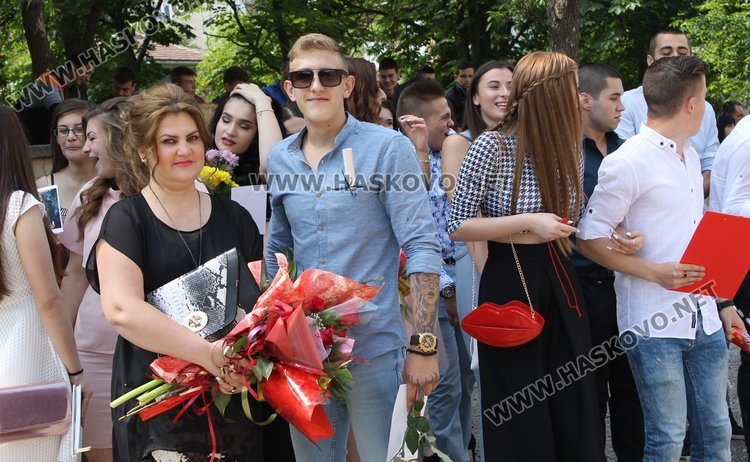 75 зрелостници изпрати Езиковата гимназия в Димитровград