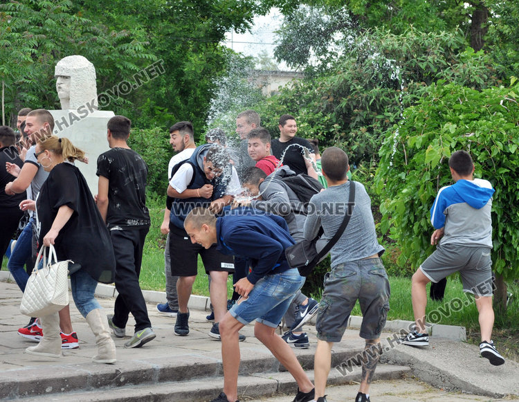 Царската гимназия изпрати 125 зрелостници, взе им шампанското