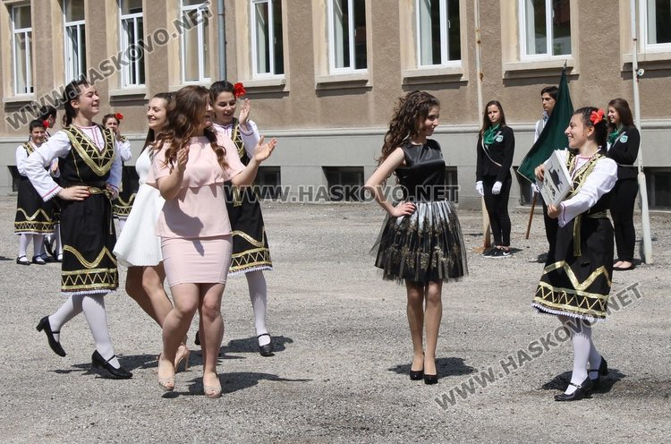 75 зрелостници изпрати Езиковата гимназия в Димитровград