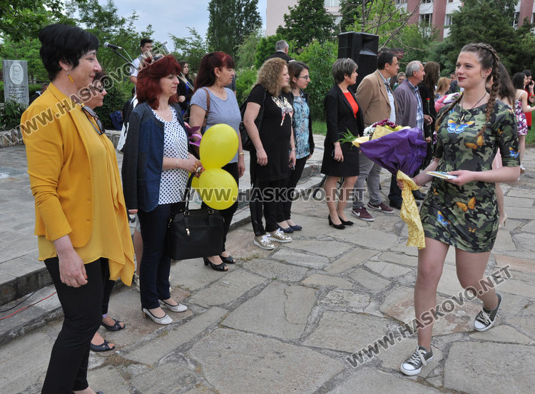 Царската гимназия изпрати 125 зрелостници, взе им шампанското