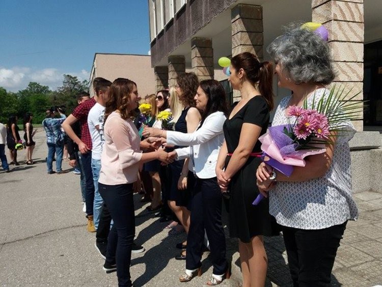 Абитуриентите на Първомай се разделиха с училищните знамена