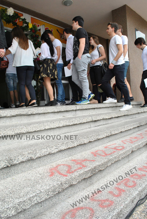 Студент в Харвард предаде знамето на Матeматическата гимназия на випуск 2018