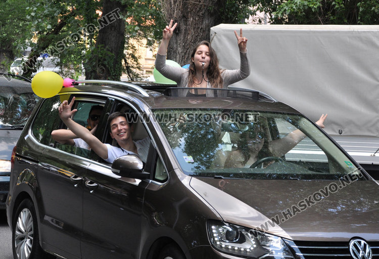 Хасковските улици под абитуриентска автомобилна атака