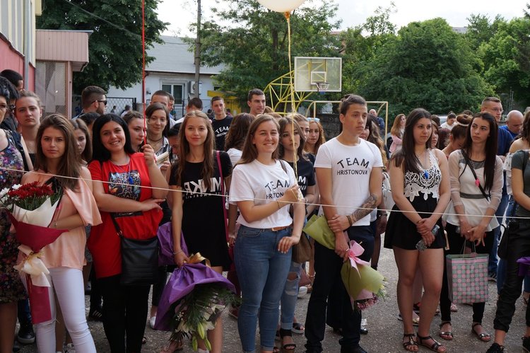 Гимназистите от ПГТ се сбогуваха облечени с тениски „ Випуск 2017"