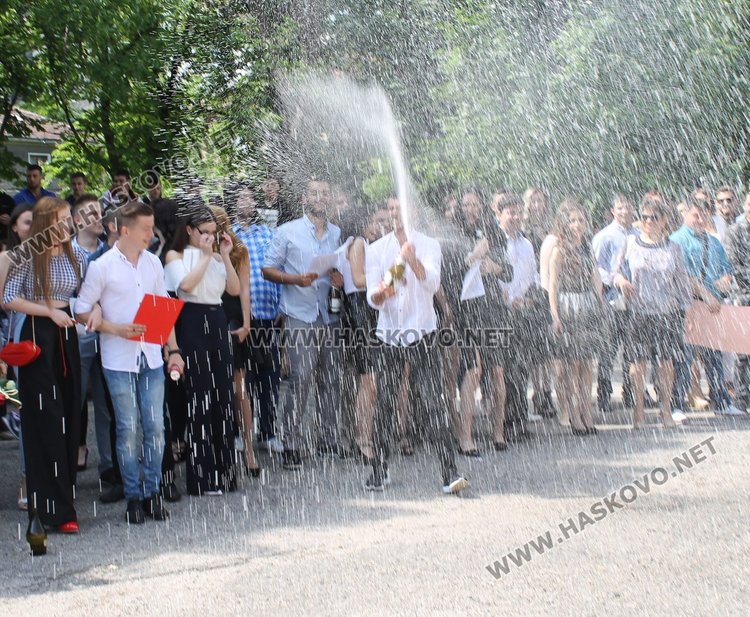 75 зрелостници изпрати Езиковата гимназия в Димитровград