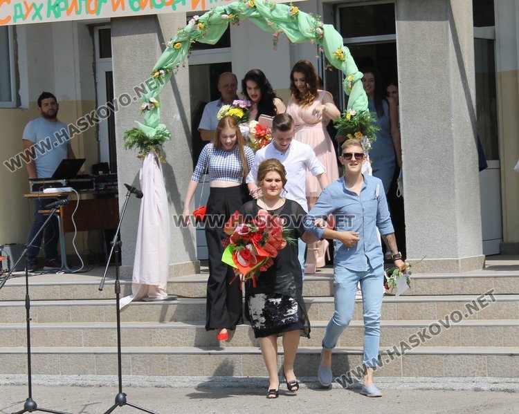 75 зрелостници изпрати Езиковата гимназия в Димитровград