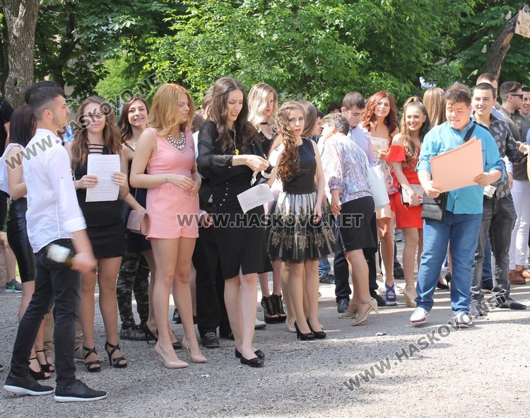 75 зрелостници изпрати Езиковата гимназия в Димитровград